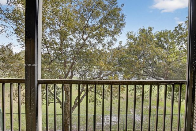 3300 W Rolling Hills Cir 302, Davie, FL 33328