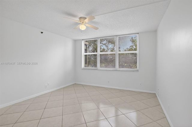 3300 W Rolling Hills Cir 302, Davie, FL 33328