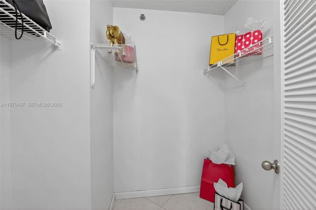 3300 W Rolling Hills Cir 302, Davie, FL 33328