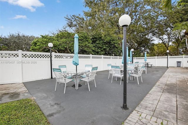 3300 W Rolling Hills Cir 302, Davie, FL 33328