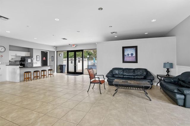 3300 W Rolling Hills Cir 302, Davie, FL 33328