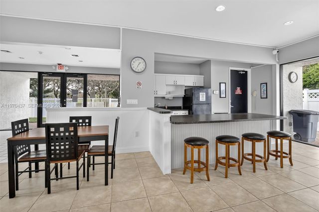 3300 W Rolling Hills Cir 302, Davie, FL 33328