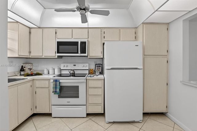 3300 W Rolling Hills Cir 302, Davie, FL 33328