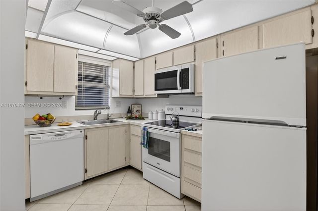 3300 W Rolling Hills Cir 302, Davie, FL 33328