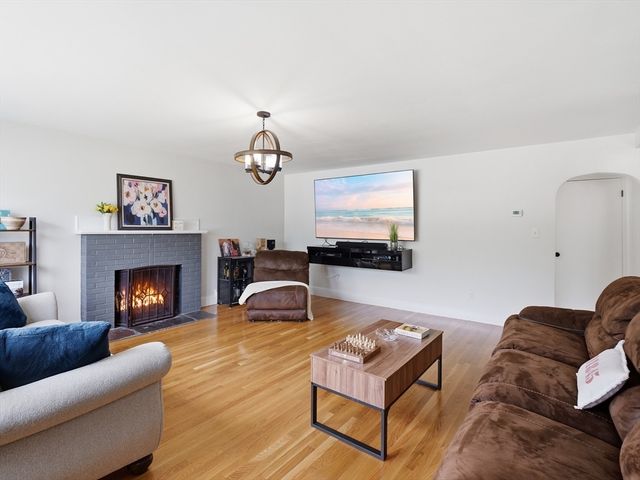 625 Turnpike St, North Andover, MA 01845