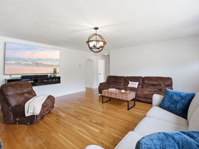 625 Turnpike St, North Andover, MA 01845