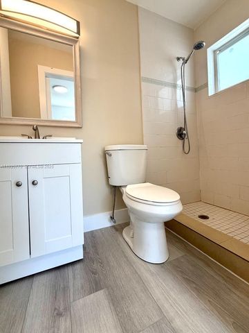 716 NE 7th St B, Hallandale Beach, FL 33009