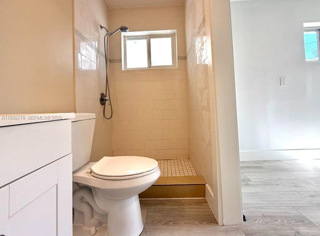 716 NE 7th St B, Hallandale Beach, FL 33009