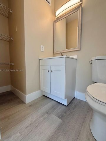 716 NE 7th St B, Hallandale Beach, FL 33009