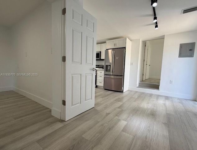 716 NE 7th St B, Hallandale Beach, FL 33009