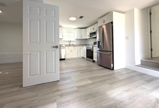 716 NE 7th St B, Hallandale Beach, FL 33009