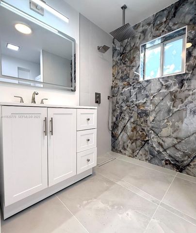 716 NE 7th St B, Hallandale Beach, FL 33009