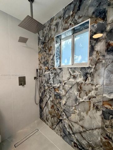 716 NE 7th St B, Hallandale Beach, FL 33009