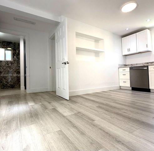 716 NE 7th St B, Hallandale Beach, FL 33009