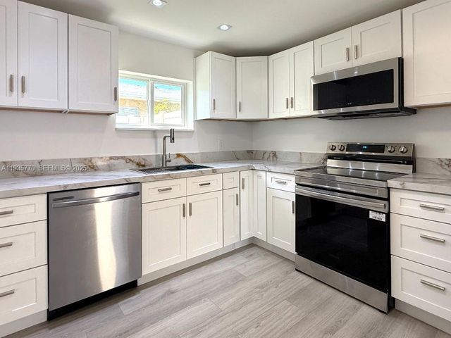 716 NE 7th St B, Hallandale Beach, FL 33009