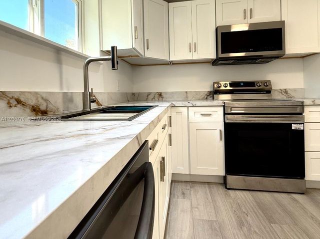 716 NE 7th St B, Hallandale Beach, FL 33009