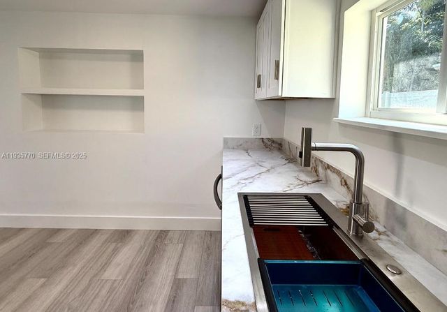 716 NE 7th St B, Hallandale Beach, FL 33009