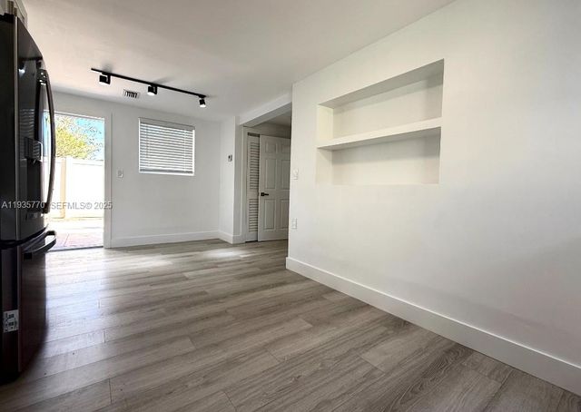 716 NE 7th St B, Hallandale Beach, FL 33009