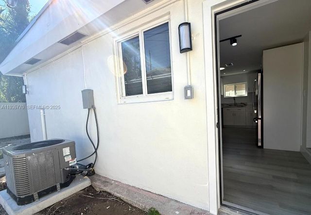 716 NE 7th St B, Hallandale Beach, FL 33009