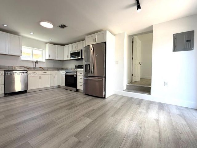 716 NE 7th St B, Hallandale Beach, FL 33009