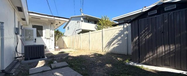 716 NE 7th St B, Hallandale Beach, FL 33009