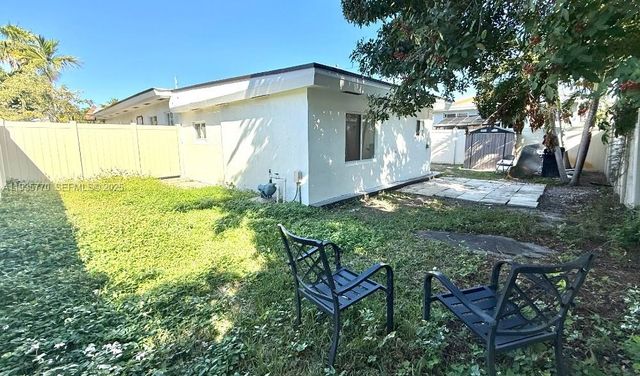 716 NE 7th St B, Hallandale Beach, FL 33009