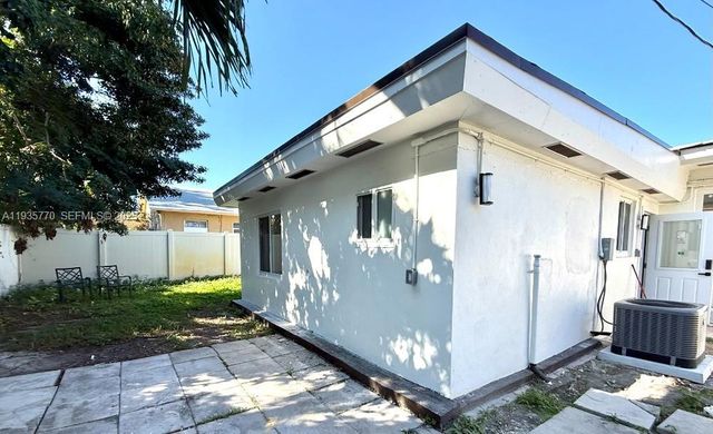 716 NE 7th St B, Hallandale Beach, FL 33009