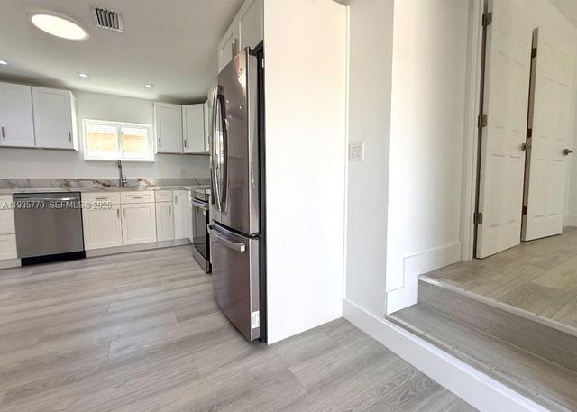 716 NE 7th St B, Hallandale Beach, FL 33009