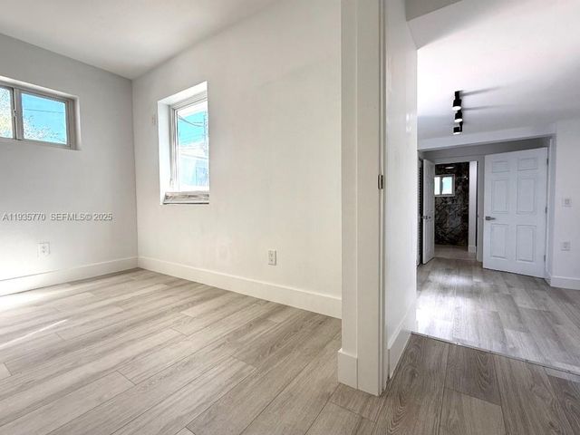 716 NE 7th St B, Hallandale Beach, FL 33009