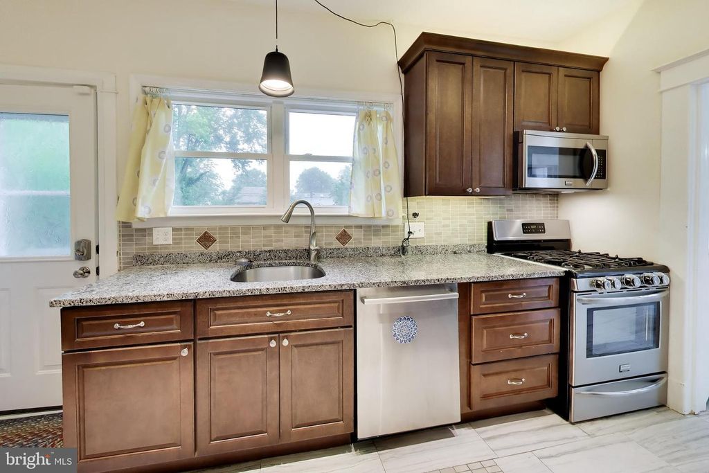Image 15 of property listing at 2808 BERWICK AVE, Baltimore, MD 21234