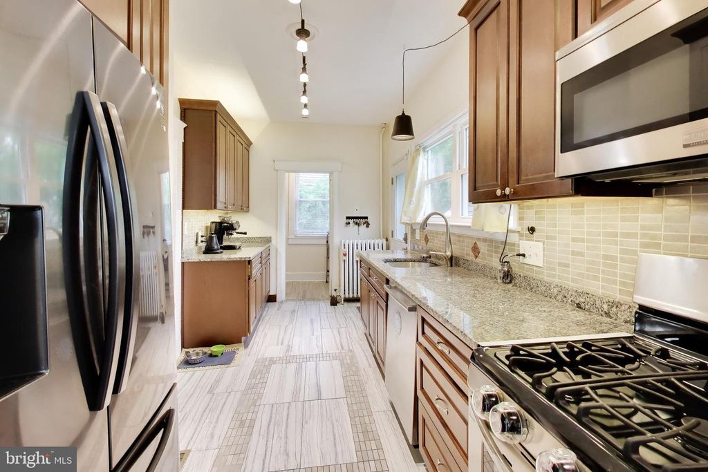 Image 16 of property listing at 2808 BERWICK AVE, Baltimore, MD 21234