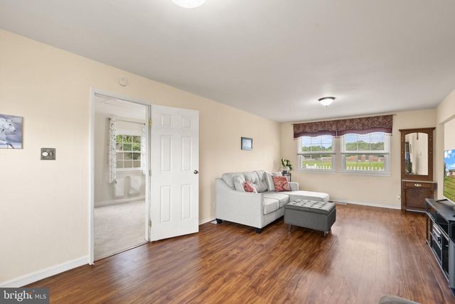 514 W NETTLE TREE RD, Sterling, VA 20164