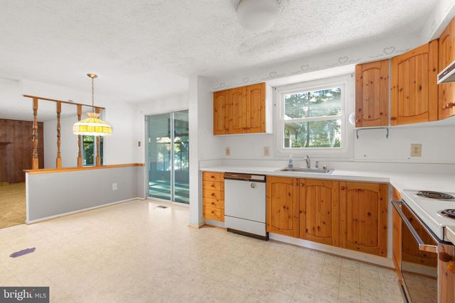 105 SPRINGWOOD DR, Fredericksburg, VA 22401