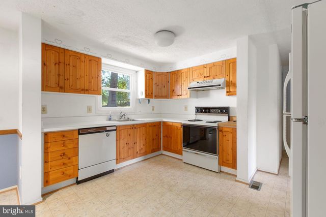 105 SPRINGWOOD DR, Fredericksburg, VA 22401