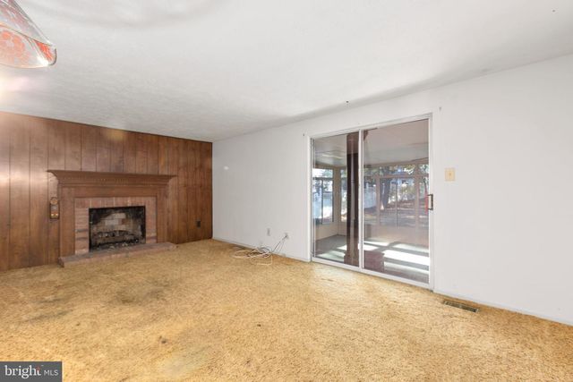 105 SPRINGWOOD DR, Fredericksburg, VA 22401
