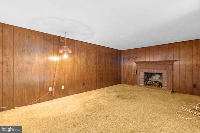 105 SPRINGWOOD DR, Fredericksburg, VA 22401