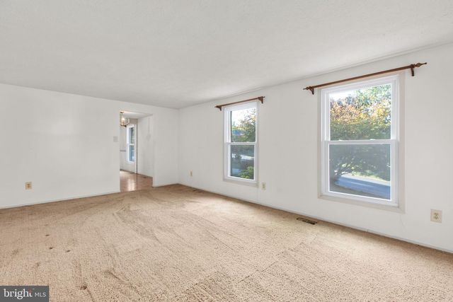 105 SPRINGWOOD DR, Fredericksburg, VA 22401