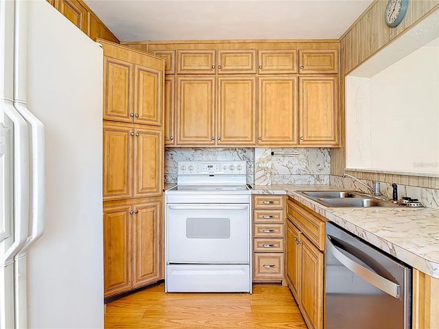 730 W UNIVERSITY AVENUE, Deland, FL 32720