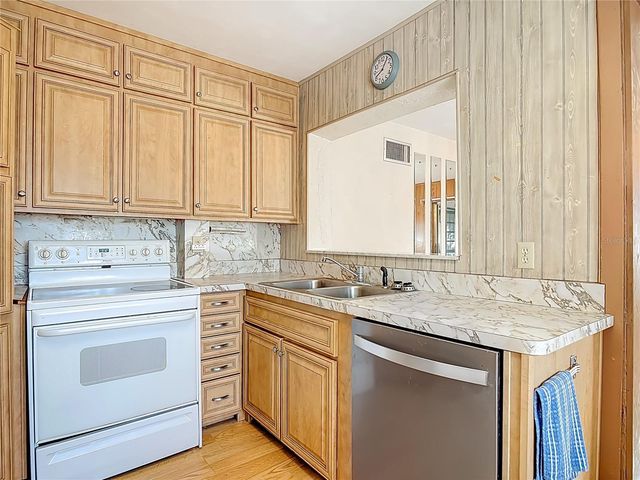 730 W UNIVERSITY AVENUE, Deland, FL 32720