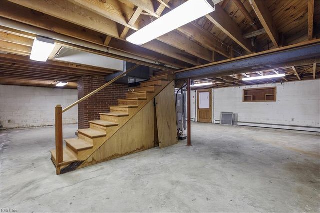 116 Crittenden LN, Newport News, VA 23606