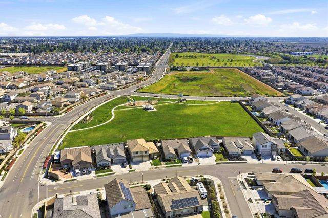 2012 Van Ruiten Dr, Lodi, CA 95242