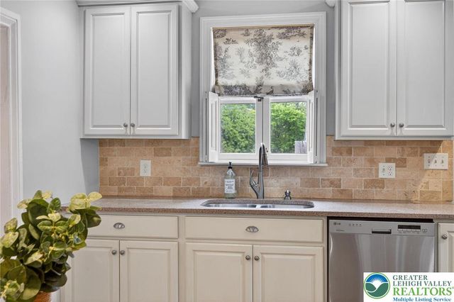 5686 Cetronia Road, Upper Macungie Twp, PA 18106