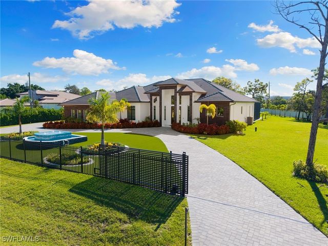 10 Caribbean RD, Naples, FL 34108