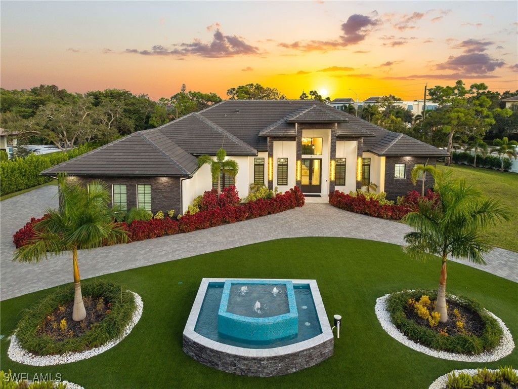 10 Caribbean RD, Naples, FL 34108