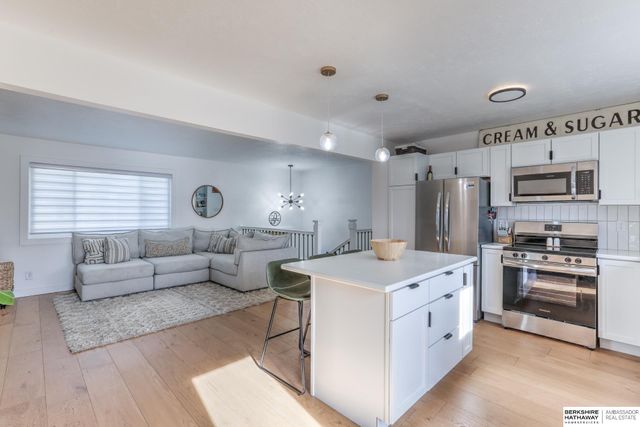 10611 Nicholas Street, Omaha, NE 68114