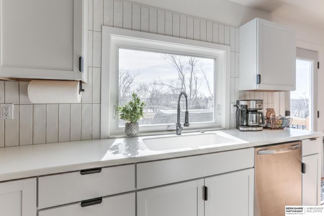 10611 Nicholas Street, Omaha, NE 68114