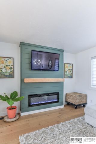 10611 Nicholas Street, Omaha, NE 68114