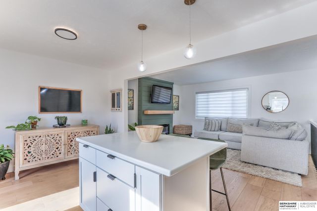 10611 Nicholas Street, Omaha, NE 68114