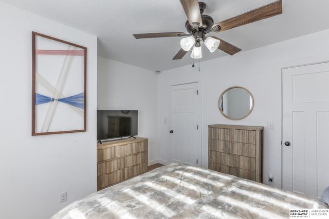 10611 Nicholas Street, Omaha, NE 68114