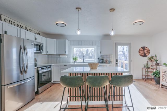 10611 Nicholas Street, Omaha, NE 68114